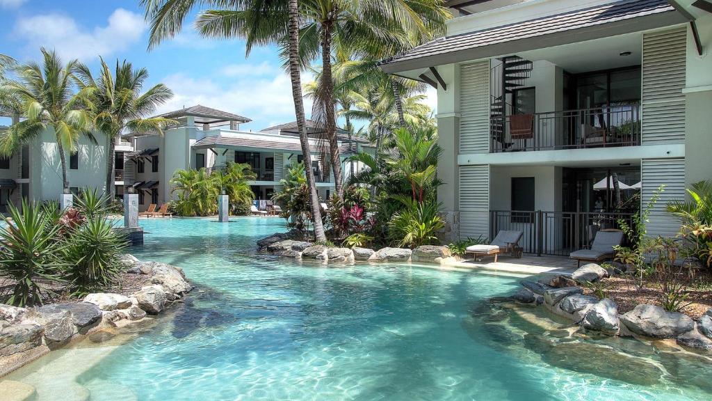Bazén v ubytování Luxury Apartments at Temple Resort and Spa Port Douglas nebo v jeho okolí