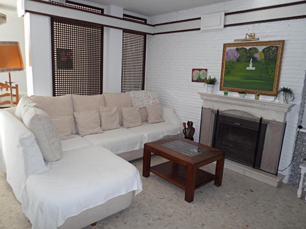 A seating area at AGUAMARINA 12 MENYBER