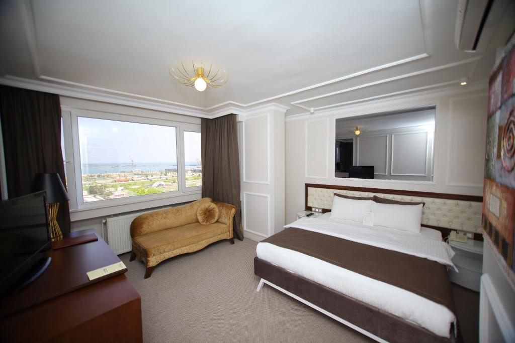 Ένα ή περισσότερα κρεβάτια σε δωμάτιο στο North Point Hotel