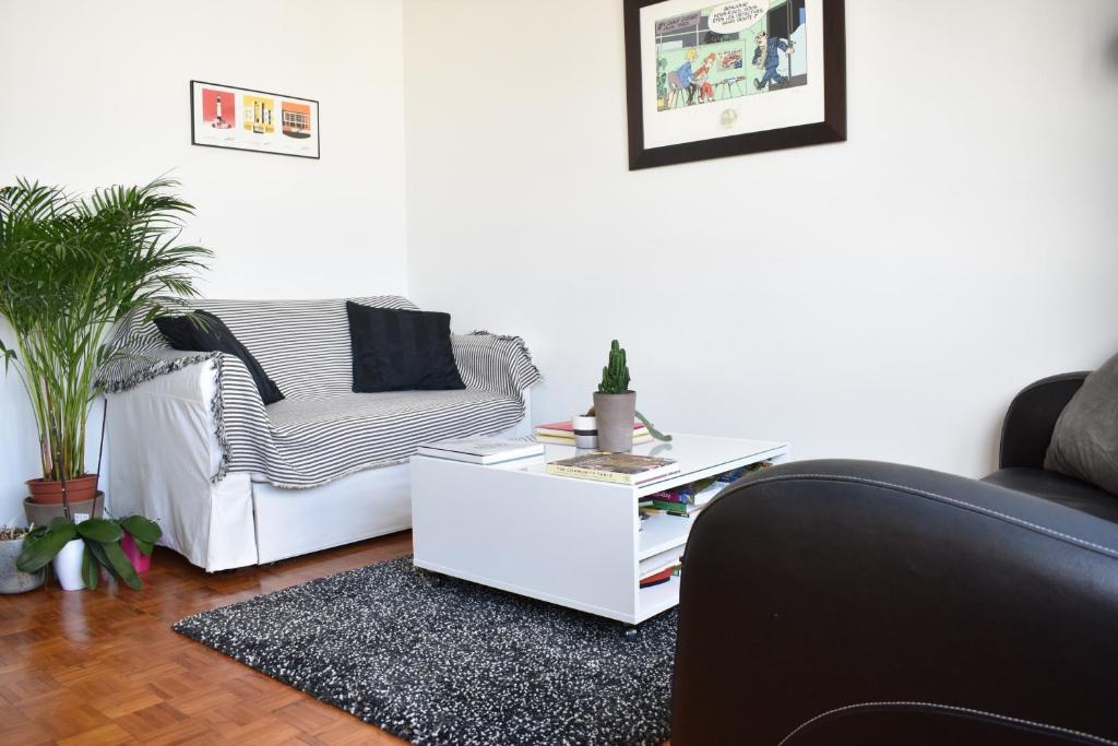 Top Floor 1 Bedroom Apartment near Gare de Lyon tesisinde bir oturma alanı