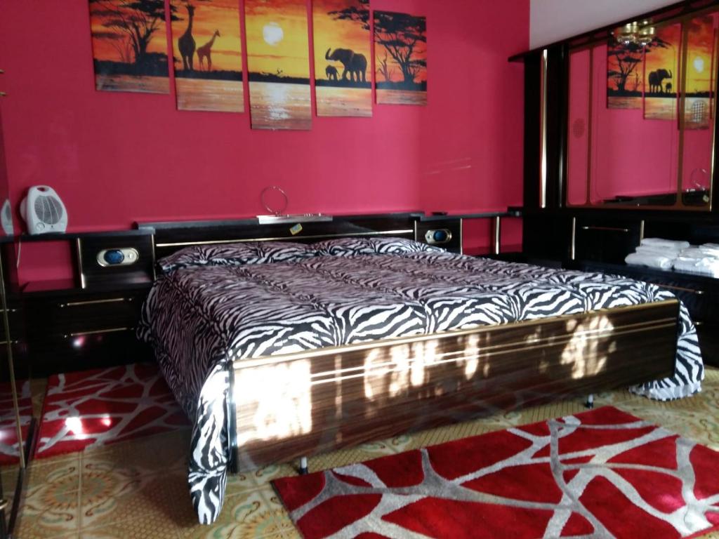 Säng eller sängar i ett rum på La Romantica