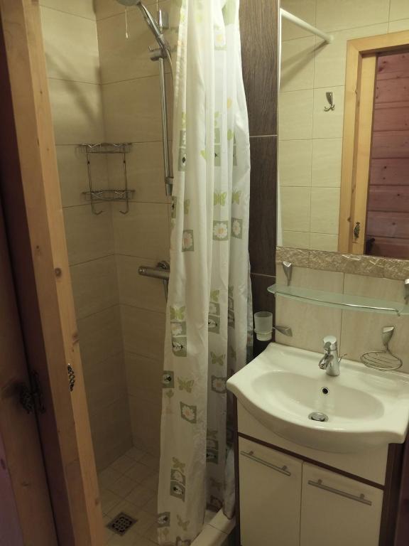 Kúpeľňa v ubytovaní Chata Mioduszyna w Beskidach - drewniany dom z widokiem na Babią Górę