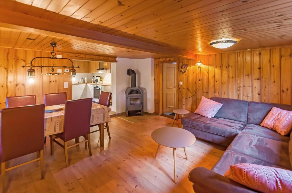 Een zitgedeelte bij Charming Little Chalet for 6 People & Free Ski Lockers