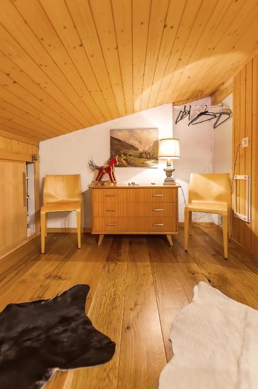 Een bed of bedden in een kamer bij Charming Little Chalet for 6 People & Free Ski Lockers