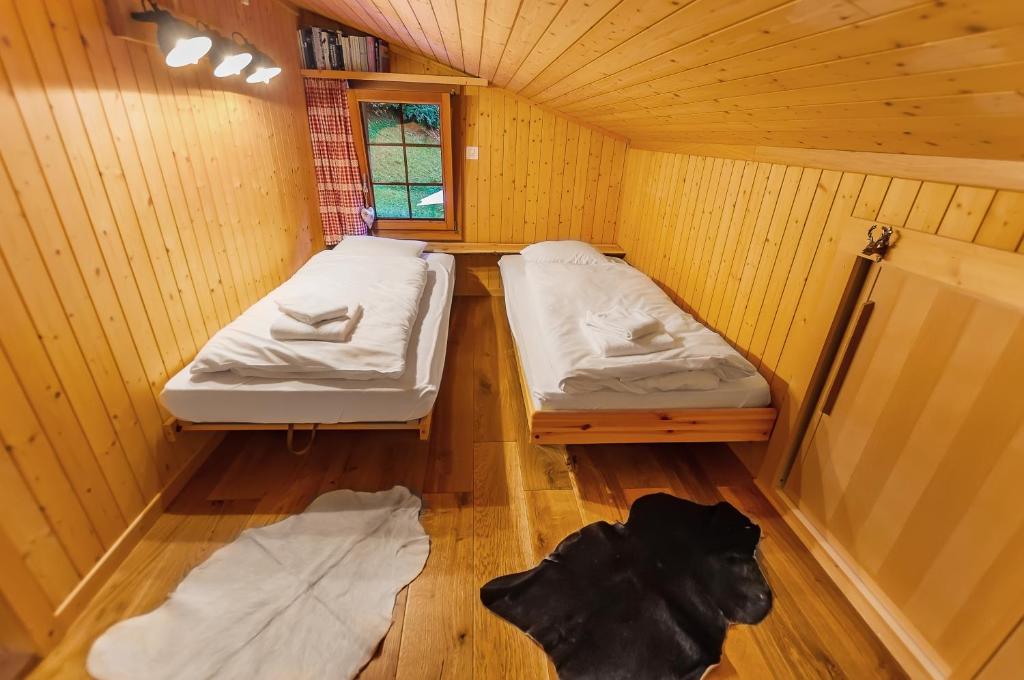Een bed of bedden in een kamer bij Charming Little Chalet for 6 People & Free Ski Lockers