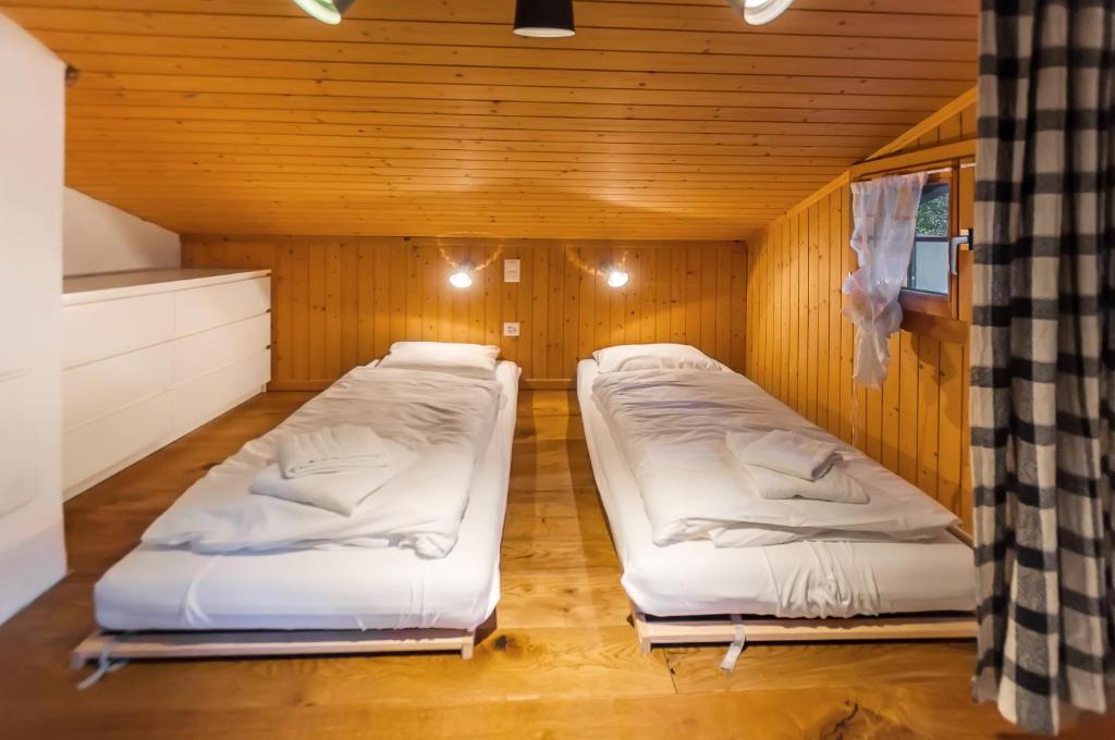 Een bed of bedden in een kamer bij Charming Little Chalet for 6 People & Free Ski Lockers