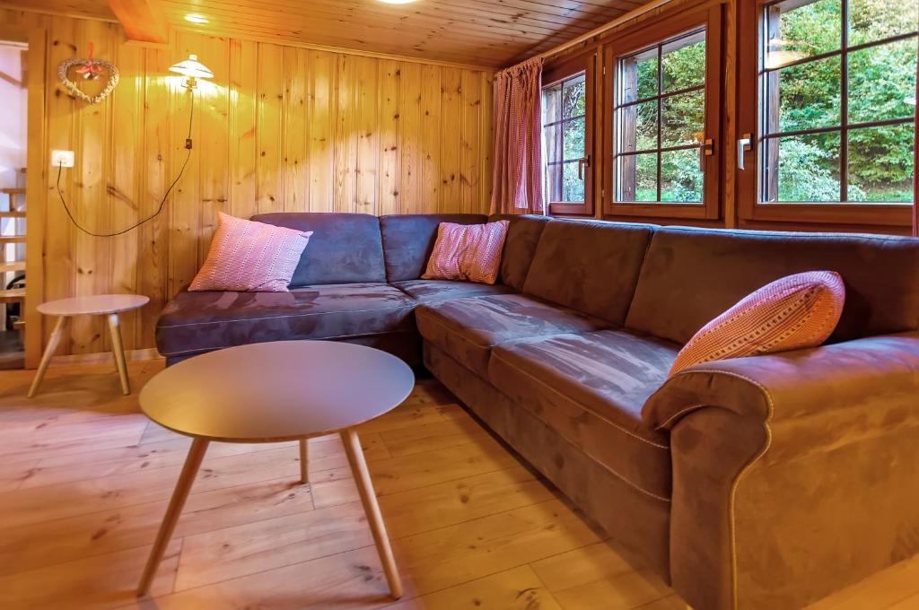 Een zitgedeelte bij Charming Little Chalet for 6 People & Free Ski Lockers