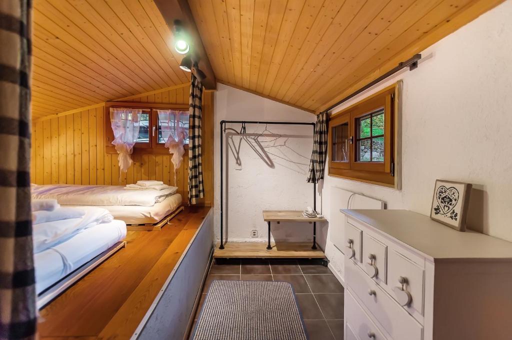 Een bed of bedden in een kamer bij Charming Little Chalet for 6 People & Free Ski Lockers