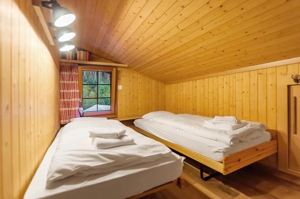 Een bed of bedden in een kamer bij Charming Little Chalet for 6 People & Free Ski Lockers