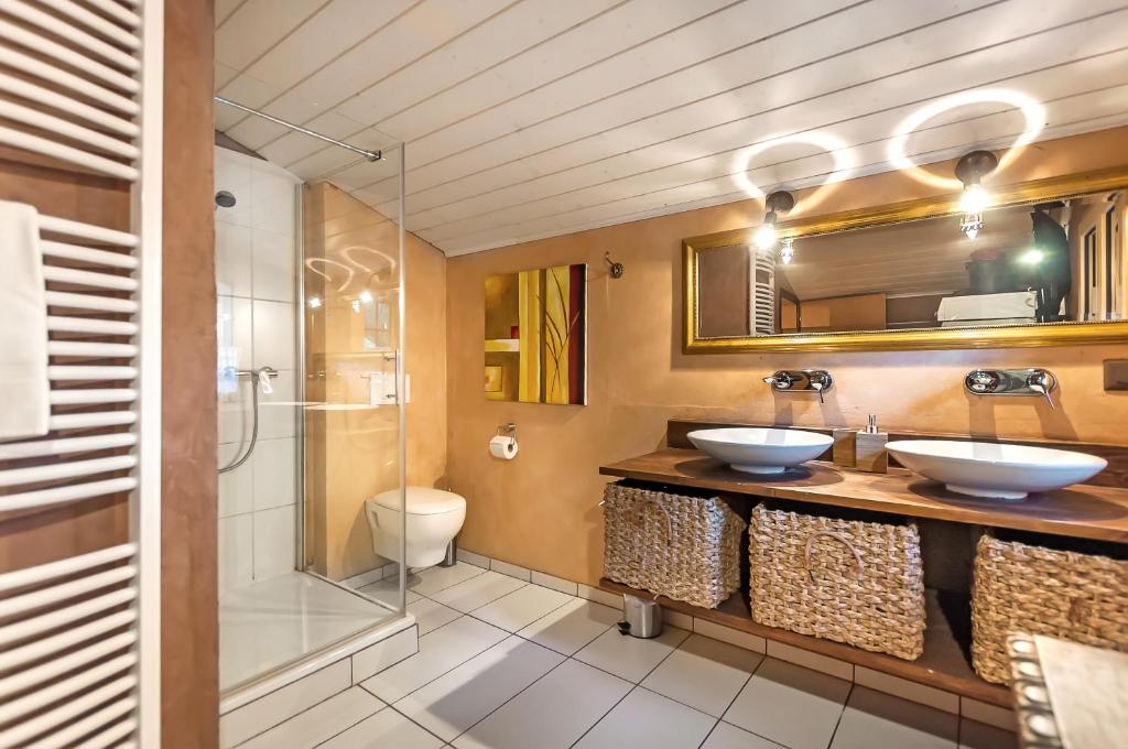 Een badkamer bij Charming Little Chalet for 6 People & Free Ski Lockers