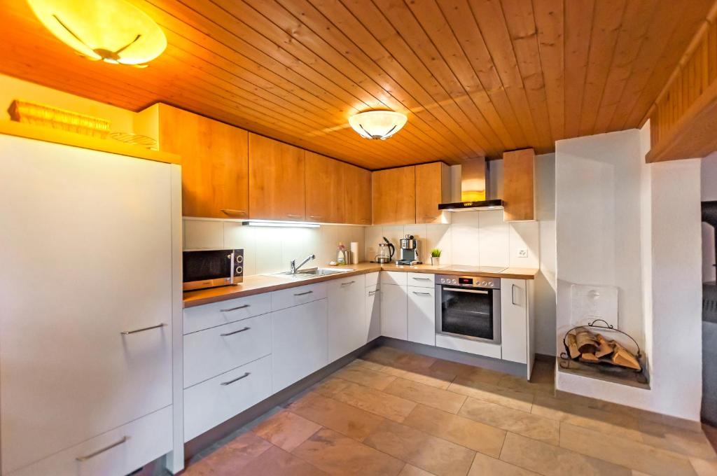 Een keuken of kitchenette bij Charming Little Chalet for 6 People & Free Ski Lockers