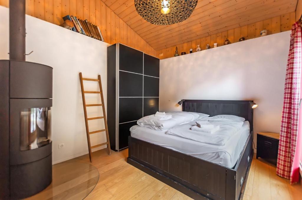 Een bed of bedden in een kamer bij Charming Little Chalet for 6 People & Free Ski Lockers