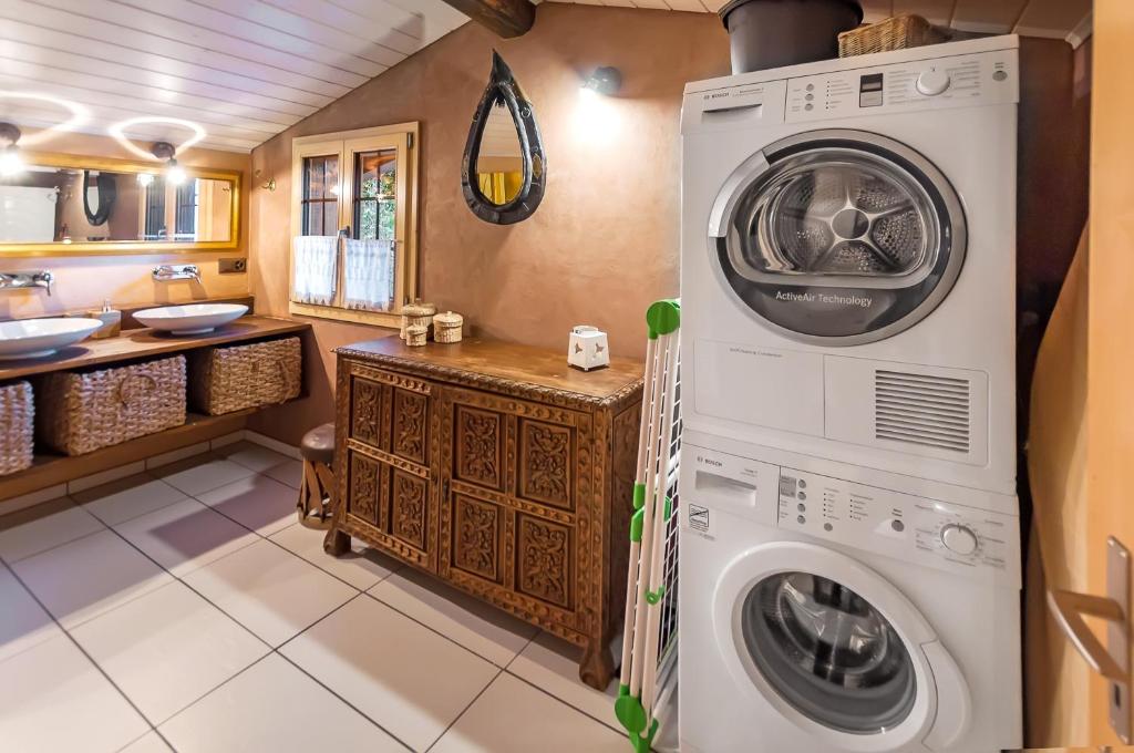 Een keuken of kitchenette bij Charming Little Chalet for 6 People & Free Ski Lockers