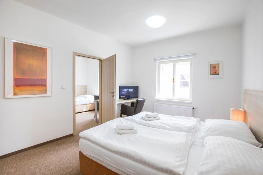 Postel nebo postele na pokoji v ubytování Hotel U Zlatého kohouta