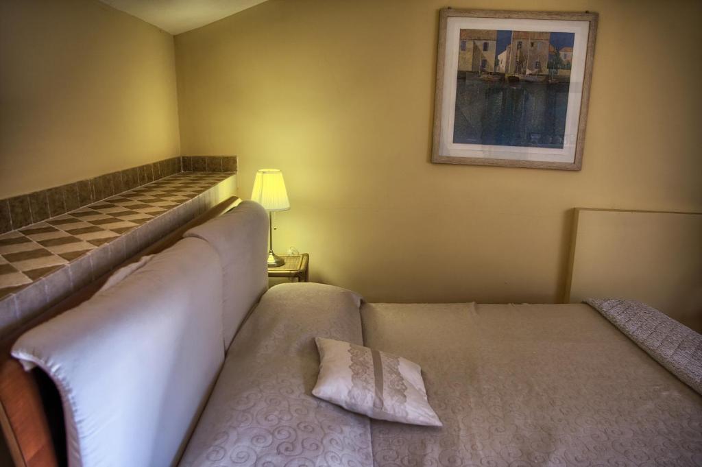 Postel nebo postele na pokoji v ubytování Tuscania Terme Suites Apartments