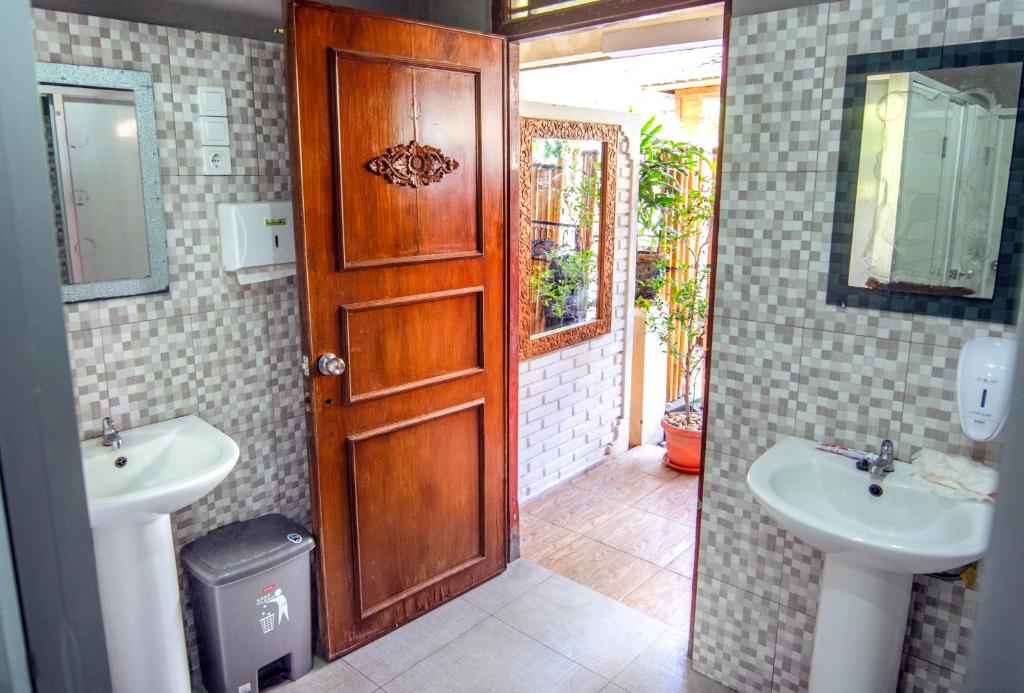 Koupelna v ubytování Restu Bali Hotel