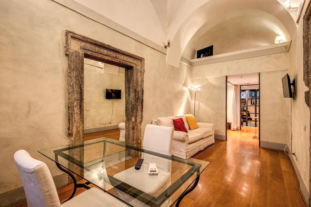 un soggiorno con tavolo in vetro e divano di Magenta Collection Specchi a Roma