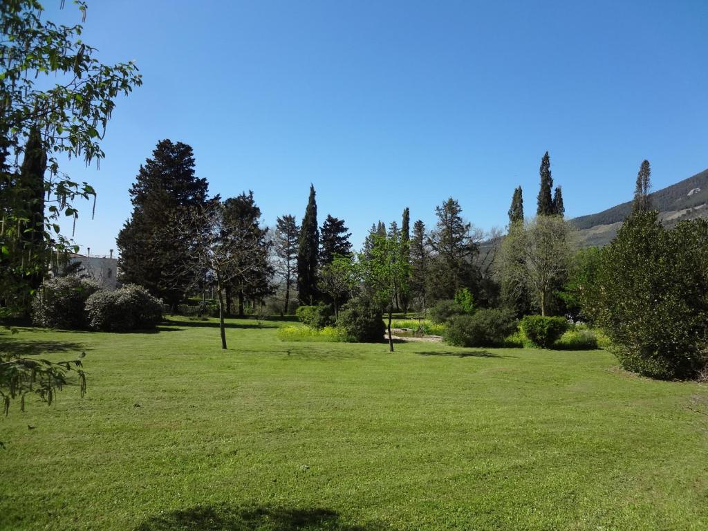 a park with green grass and trees in the background at Villa Negri Arnoldi alla Bianca in Campello sul Clitunno