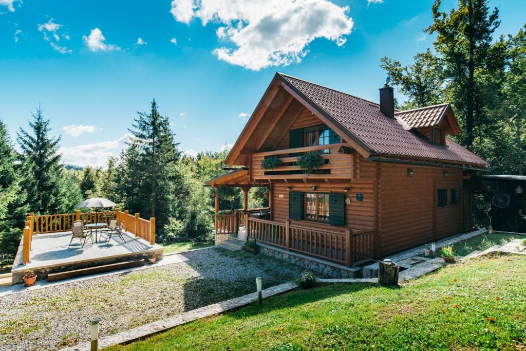 HOLIDAY HOUSE "JELENA", IN THE HEARTH OF NATURE, 5 mins walk to the lake, 30 mins by car to the Adriatic sea
