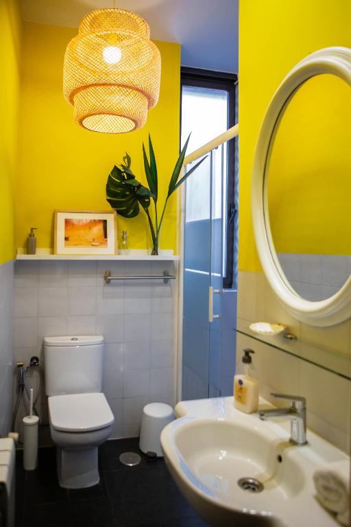 A bathroom at Apartamento moderno junto a la Gran Via