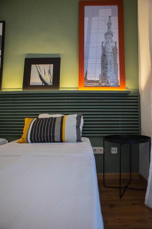A bed or beds in a room at Apartamento moderno junto a la Gran Via