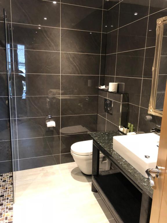 Un baño de Halvard Hotel