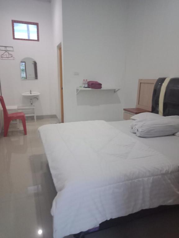 Postel nebo postele na pokoji v ubytování Noah Hotel Silangit