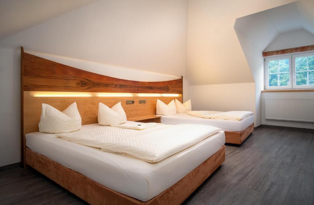 Postel nebo postele na pokoji v ubytování Hotel Passauer Wolf
