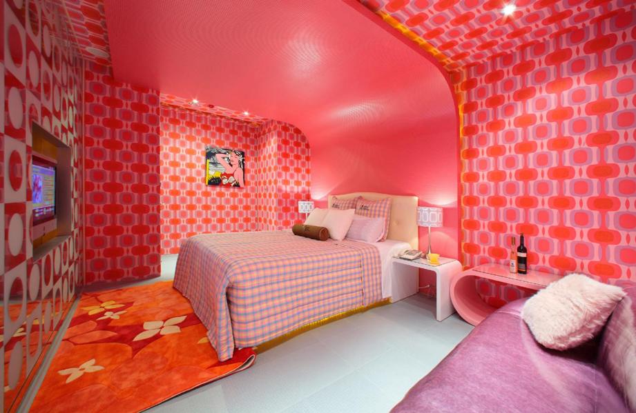 1 dormitorio con 1 cama en una habitación de color rojo en Rainbow Forest Motel en Xiushui