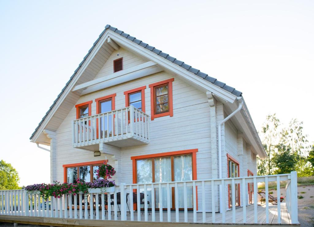 una casa blanca con acentos naranjas en Vasekoja Holiday Center en Vahtseliina