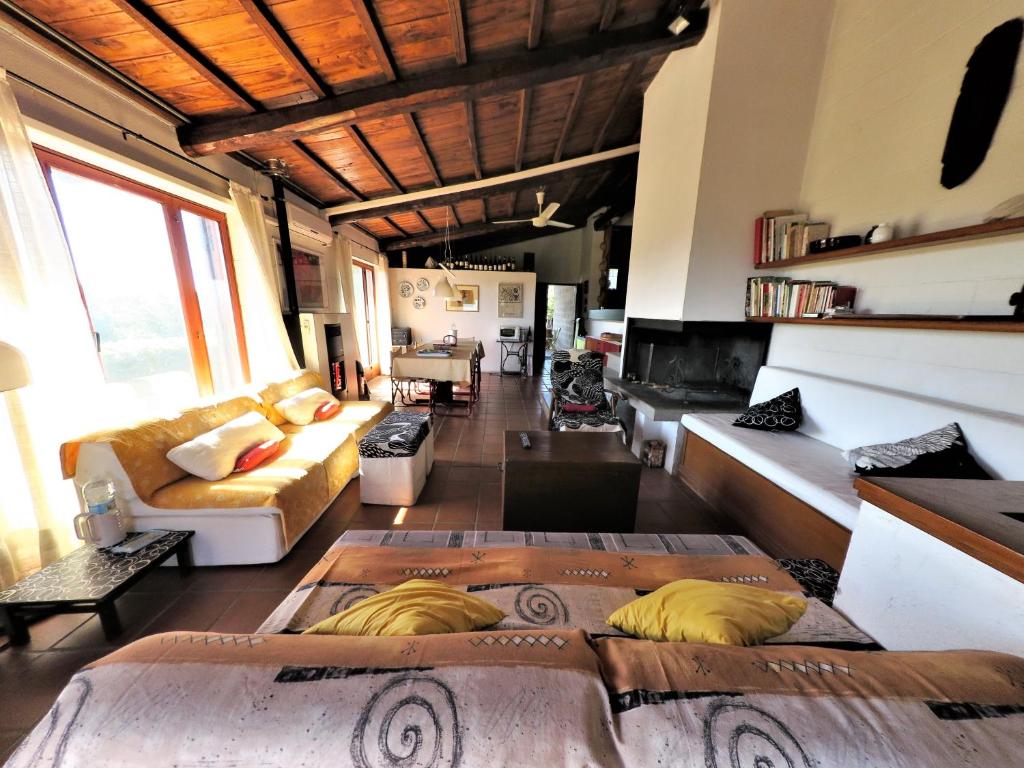 salon z dwoma łóżkami i kanapą w obiekcie Poggiolindo B&B w mieście Capodimonte