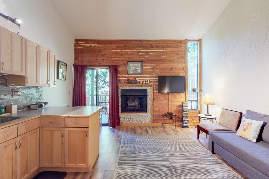een keuken en een woonkamer met een bank en een open haard bij Casa Feliz in Tahoe Vista