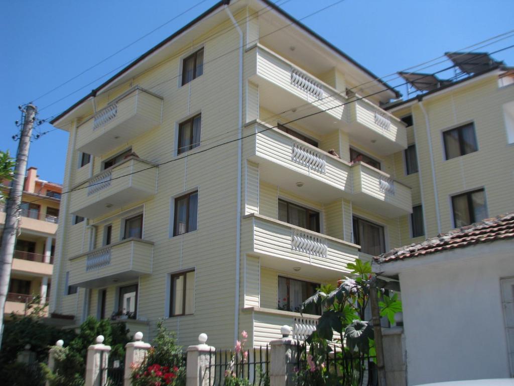 プリモルスコにあるVladimirov Guest Houseのアパートメント ビル