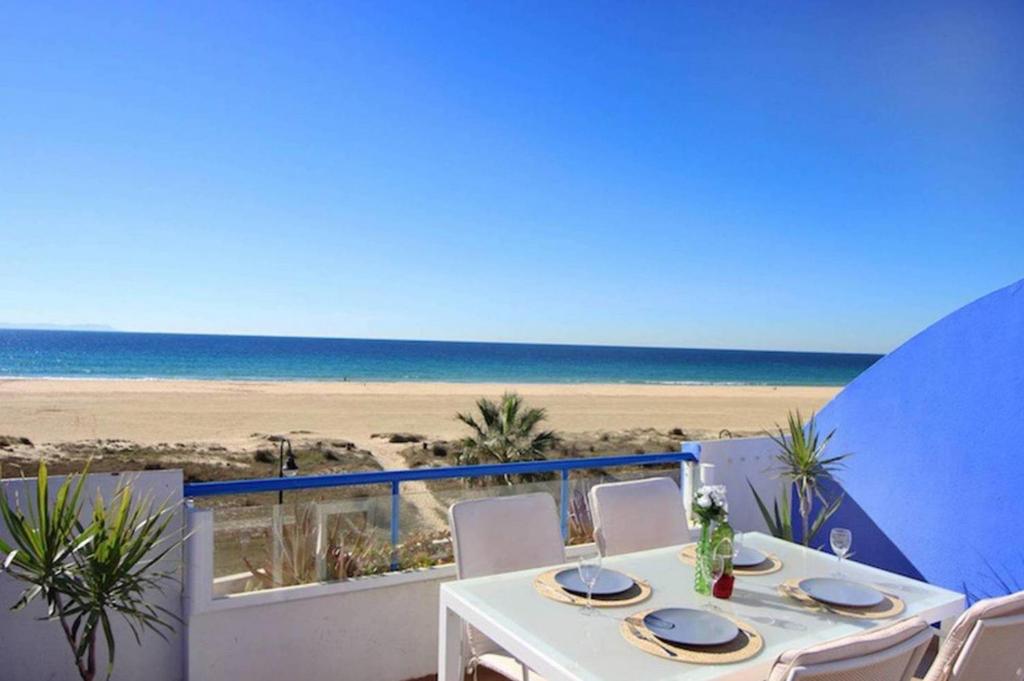 タリファにあるLivingtarifa Apartamento Paradiseのビーチを望むバルコニー(テーブル付)