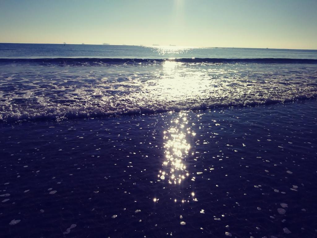バレンシアにあるMÍ casa YOUR HOMEの水面に太陽が反射する海岸