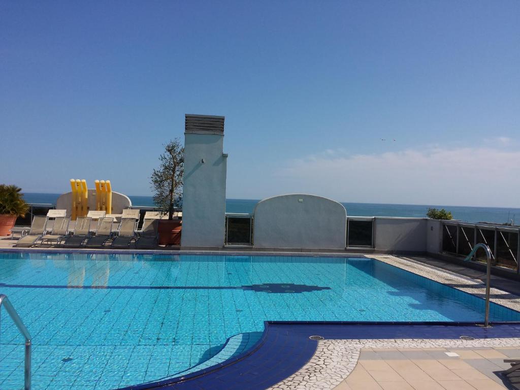 Bazén v ubytování Eraclea Palace Appartements nebo v jeho okolí