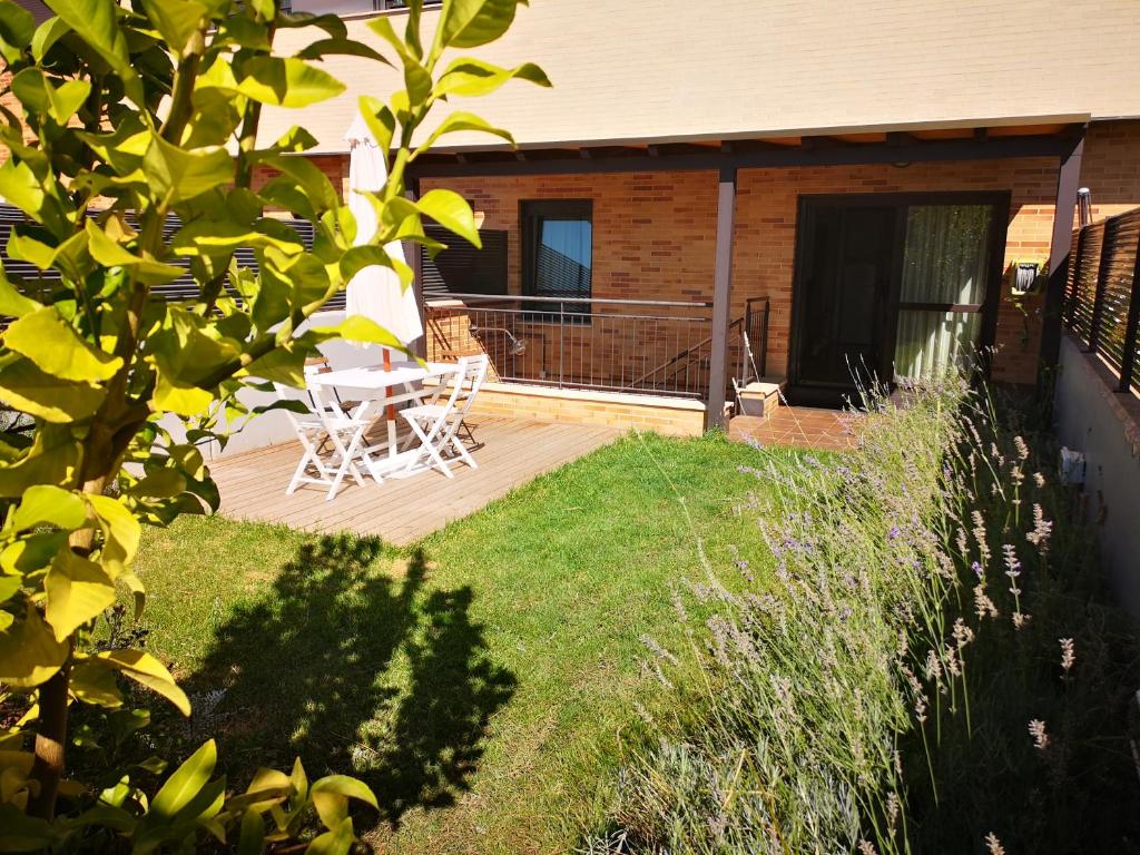 una terraza con mesa y sillas en una casa en Poesia y Vino en Lardero