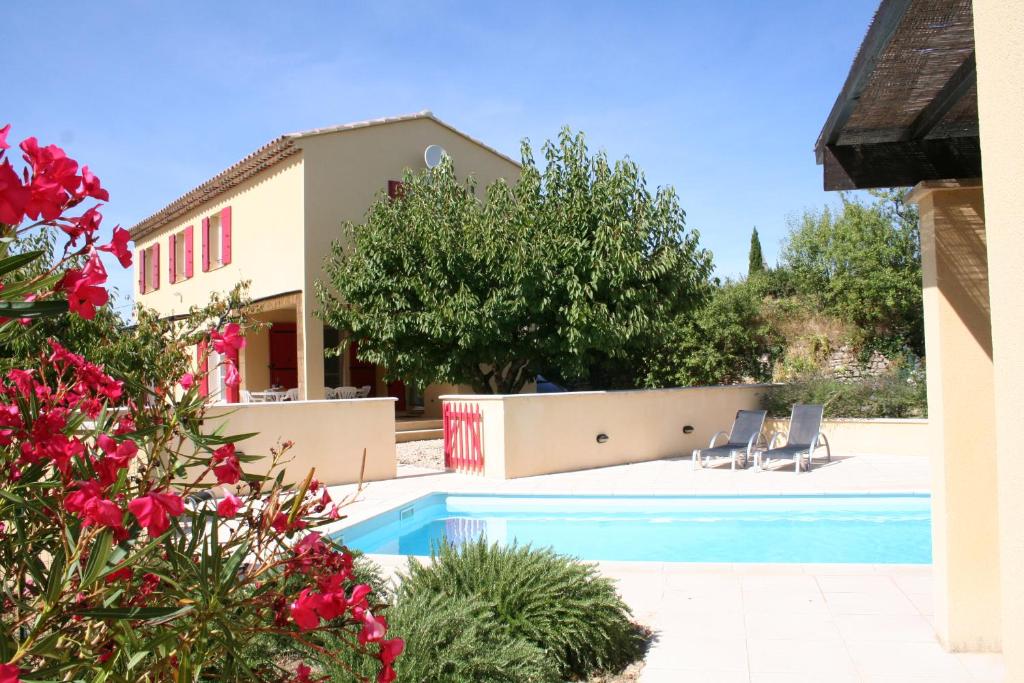 eine Villa mit einem Pool und einem Haus in der Unterkunft 225 Chemin des Joncs in Saint-Pierre-de-Vassols