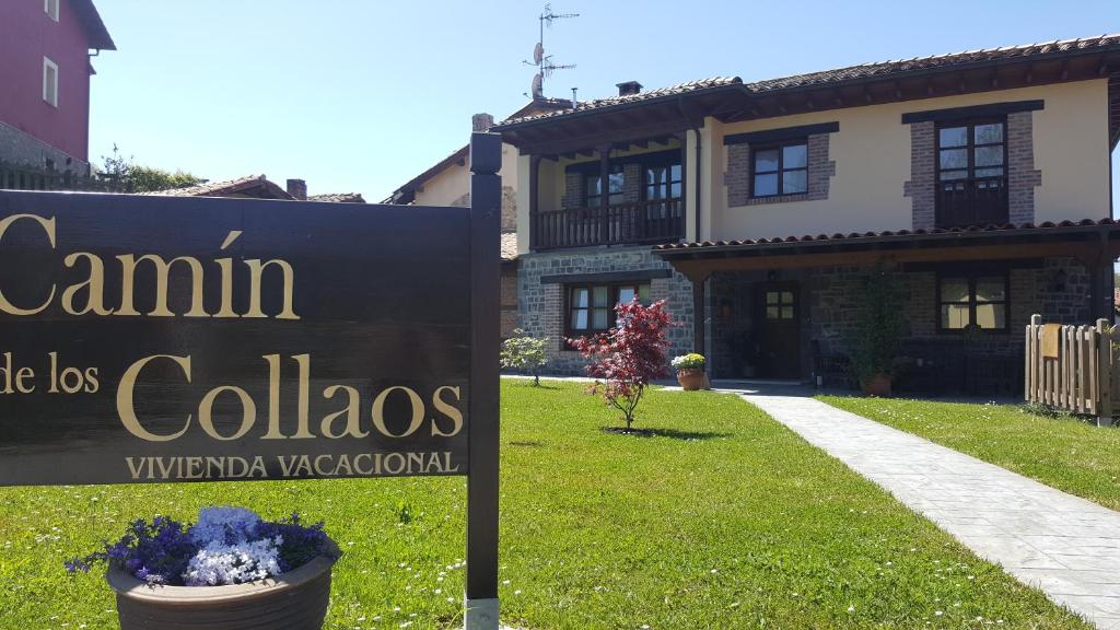 una señal frente a una casa con una villa en Camin de los Collaos, en Cangas de Onís