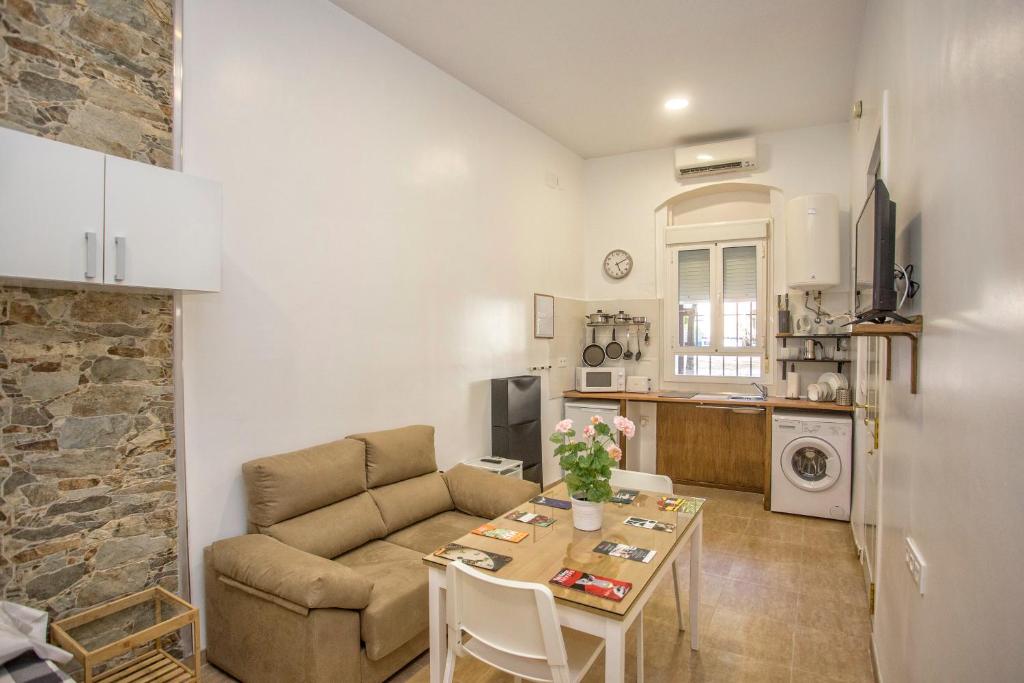 salon z kanapą i stołem w obiekcie Casa Jerez Alameda del Banco w mieście Jerez de la Frontera