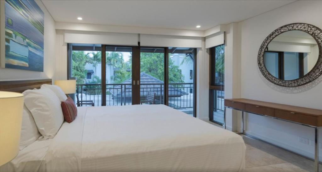 Postel nebo postele na pokoji v ubytování Luxury Apartments at Temple Resort and Spa Port Douglas