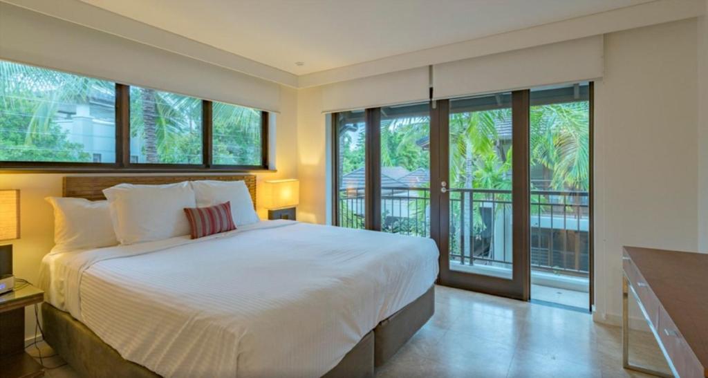 Postel nebo postele na pokoji v ubytování Luxury Apartments at Temple Resort and Spa Port Douglas