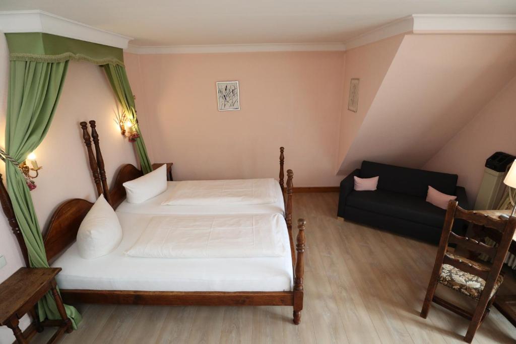 Postel nebo postele na pokoji v ubytování Schwarzwaldhotel Stollen