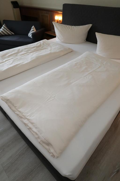 Postel nebo postele na pokoji v ubytování Schwarzwaldhotel Stollen