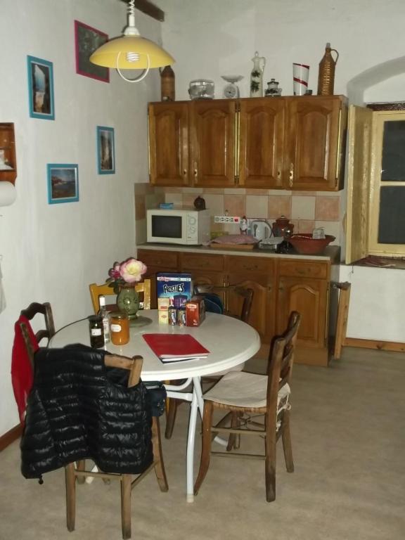 Kuchyň nebo kuchyňský kout v ubytování Au pied de la falaise rouge