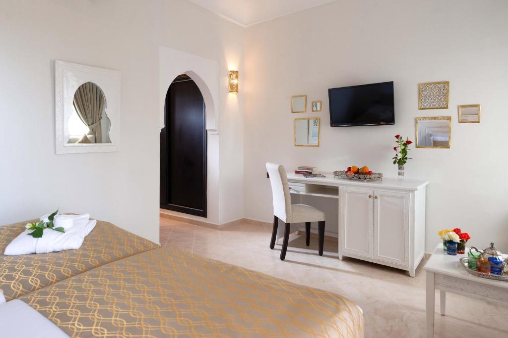 Postel nebo postele na pokoji v ubytování Marrakech Ryads Parc All inclusive