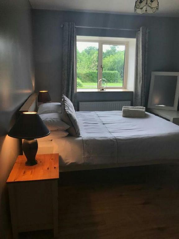 Postel nebo postele na pokoji v ubytování Ash Lodge Leitrim Village