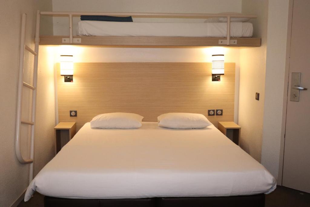 Postel nebo postele na pokoji v ubytování Hotel Inn Design Dijon Sud