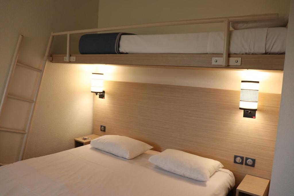 Postel nebo postele na pokoji v ubytování Hotel Inn Design Dijon Sud