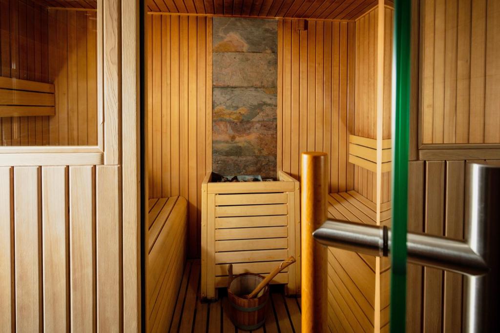 a small wooden sauna with a bucket in it at Le Grand Tétras in Font-Romeu